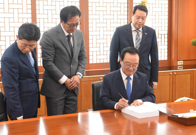 송철호 울산시장이 2일 취임식을 마친 뒤 집무실에서 ‘울산시 시민신문고위원회 구성 및 운영에 관한 조례(안)’을 결재하고 있다. 울산시 제공