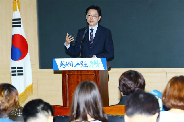 김경수 경남도지사가 2일 도정회의실에서 취임선서를 한 뒤 직원들에게 인사말을 하고 있다. 경남도 제공