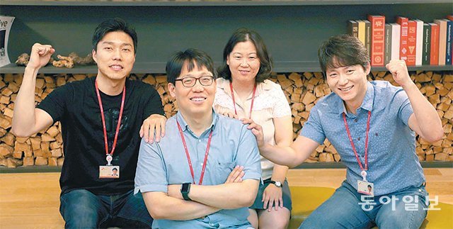 SK텔레콤의 사내벤처 ‘스타트앳 프로그램’에서 우수 과제로 선정돼 사물인터넷·데이터 사업부에 귀속돼 사업화에 나선 게놈 IT 
팀(가칭) 구성원들. 박민서 리더(오른쪽에서 두 번째)는 “내가 낸 아이디어(유전체 IT 솔루션)만으로 오롯이 비즈니스를 할 수 
있어 자발적으로 점심, 저녁 시간을 쪼개가며 팀원들과 사업화를 모색했다”고 말했다. 안철민 기자 acm08@donga.com