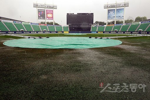 우천으로 경기가 취소돼 텅빈 야구 경기장. 스포츠동아DB