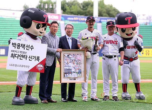 3일 서울 잠실야구장에서 ‘2018 신한은행 MY CAR KBO리그’ NC다이노스와 LG트윈스 경기가 열렸다. 경기 전 KBO리그 개인통산 최다안타 신기록을 달성 기념 시상식에서 LG 박용택이 신문범 대표이사, 정운찬 KBO 총재, 류중일 감독과 기념촬영을 하고 있다. 김종원 기자 won@donga.com