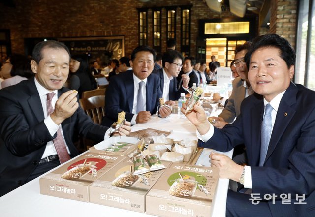 “간편대용식 한번 먹어볼까” 3일 서울 강남구 마켓오 도곡점에서 열린 오리온 간편대용식 브랜드 ‘마켓오 네이처’ 론칭 행사에서 허인철 오리온 부회장(왼쪽)과 김병원 농협중앙회장(오른쪽)이 시식을 하고 있다. 장승윤 기자 tomato99@donga.com