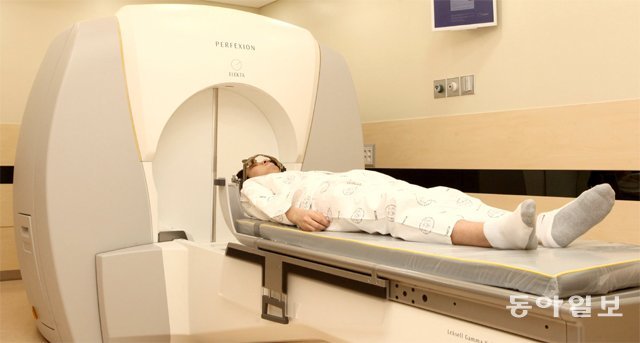 뇌 자기공명영상(MRI) 검사 비용은 현재 30만∼50만 원에 이른다. 정부는 건강보험을 통해 환자의 부담을 절반으로 줄일 예정이다. 문제는 MRI 검사 비용이 싸지면 그만큼 도덕적 해이가 생길 수 있다는 점이다. 동아일보DB