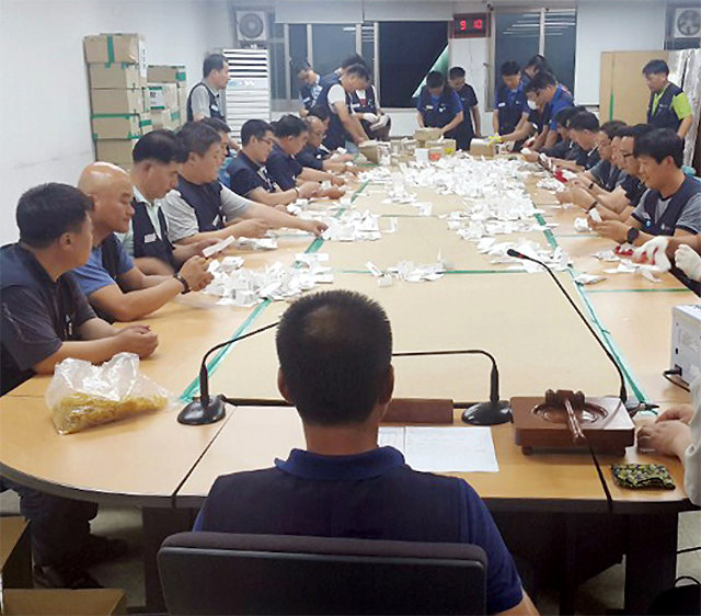 금속노조 현대자동차지부 조합원들이 2일 울산공장 노조사무실에서 조합원 파업투표의 개표를 진행하고 있다. 현대차 노조는 이날 전체 조합원의 65.62%가 파업에 찬성했다. 현대자동차 노조 제공