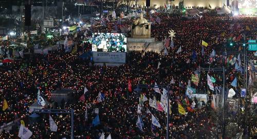 2017년 2월 25일 저녁 서울 광화문광장에서 열린 민중총궐기 17차 범국민행동의 날 집회 참석자들이 촛불을 들고 박 대통령의 퇴진을 촉구하고 있다. 사진=사진공동취재단