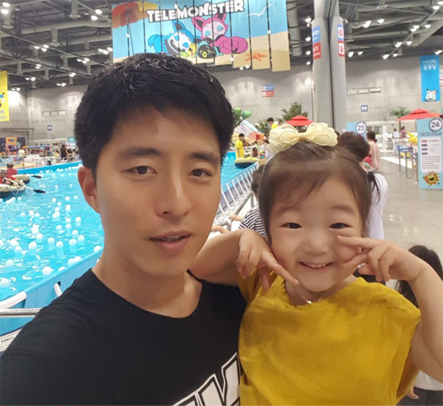 김태규 씨(35)가 큰딸 꽃송이 양(5)과 수영장에서 즐거운 시간을 보내고 있다. 김태규 씨 제공