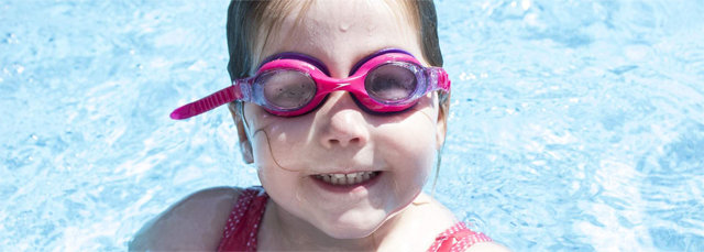 수영장에서 물안경을 쓰는 것이 눈병 예방에 도움이 된다. 사진 출처 pixabay