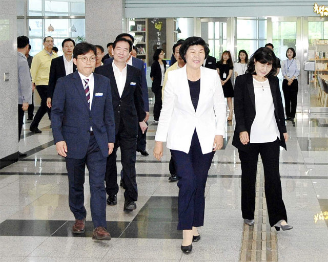 노옥희 울산시교육감이 2일 첫 출근을 하고 있다. 노 교육감은 “고교 무상급식 실시, 야간 자율학습과 외국어고 폐지 등 혁신적인 교육행정을 펼치겠다”고 밝힌 바 있다. 울산시교육청 제공