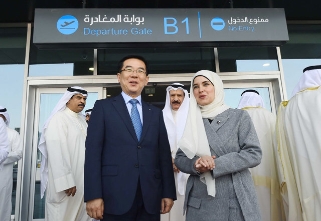 정일영 인천국제공항공사 사장(앞줄 왼쪽)이 4일(현지 시간) 쿠웨이트 국제공항에서 열린 ‘제4터미널 준공식’을 마치고 지난 모흐센 하산 라마단 쿠웨이트 교통장관과 대화를 나누고 있다. 쿠웨이트=공항사진기자단