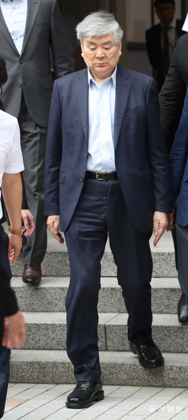 조양호 한진그룹 회장이 5일 오전 특정경제범죄가중처벌법상 사기·횡령·배임, 약사법 위반, 국제조세조정에관한법률 위반 등의 혐의로 영장실질심사를 받고 서울 양천구 서울남부지법을 나오고 있다. 안철민 기자 acm08@donga.com