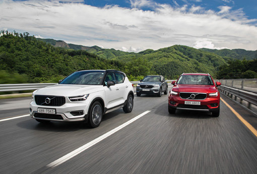 볼보가 한국시장에 야심차게 선보인 소형 SUV ‘XC40’은 볼보 브랜드만의 독보적 매력을 잘 갖추었다. 앉아 있는 자체로 힐링이 되는 실내 디자인과 사용자 편의를 고려한 창의적 공간활용, 경쟁상대가 없을 정도의 충돌 방지 관련 안전 사양 등이 특징이다. 사진제공｜볼보