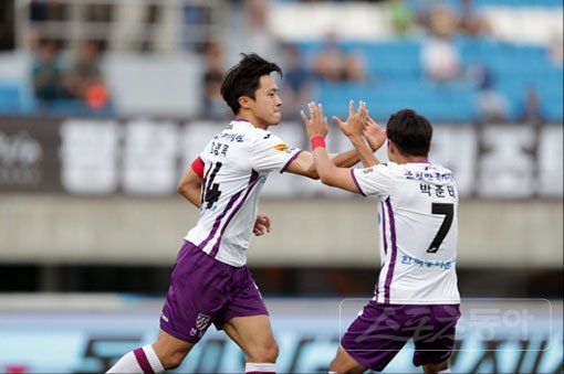 전남 드래곤즈 김영욱(왼쪽). 사진제공｜한국프로축구연맹