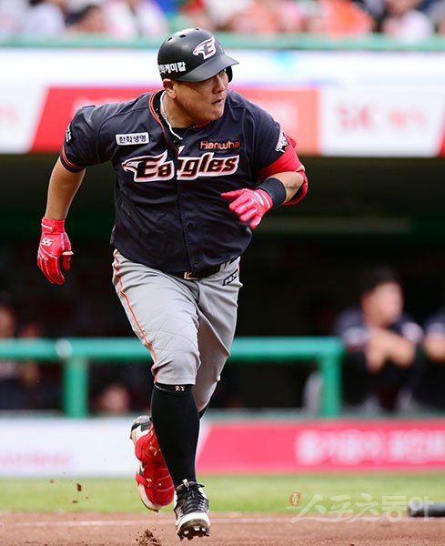 8일 인천 SK행복드림구장에서 ‘2018 신한은행 마이카 KBO리그’ SK 와이번스와 한화 이글스의 경기가 열렸다. 2회초 1사에서 한화 김태균이 안타를 날리고 있다. 김민성 기자 marineboy@donga.com