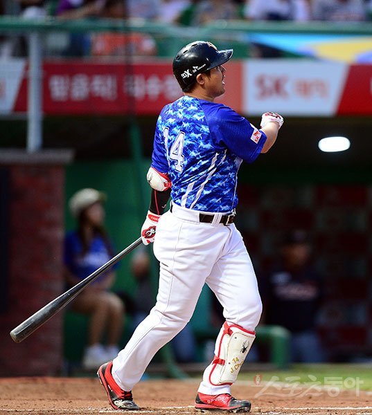 8일 인천 SK행복드림구장에서 ‘2018 신한은행 마이카 KBO리그’ SK 와이번스와 한화 이글스의 경기가 열렸다. 6회말 1사에서 SK 최정이 한화 선발 김민우를 상대로 좌월 솔로 홈런을 쏘아 올리고 있다. 최정은 이날 홈런으로 개인통산 11번째 300홈런을 달성했다. 김민성 기자 marineboy@donga.com