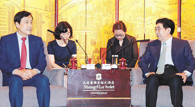 김정태 하나금융그룹 회장(왼쪽)이 6일 중국 창춘의 한 호텔에서 중국 지린성 바인차오루 서기와 금융 협력 방안에 대해 이야기를 나누고 있다. 하나금융그룹 제공