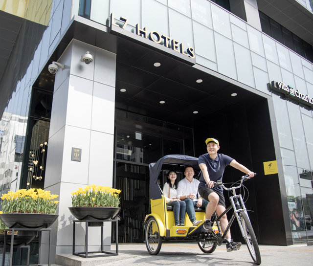롯데호텔의 ‘L7’ 명동은 투숙객을 대상으로 서울시내 인력거 관광상품을 운영하고 있다. 롯데호텔 제공