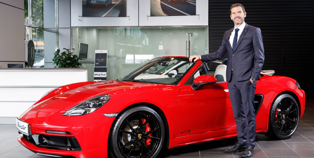 2일 서울 강남구 포르쉐타워에서 만난 미하엘 키르슈 포르쉐코리아 대표는 “연말 실적이 나와야 확실히 알겠지만 지난해 판매기록을 넘어설 것”이라고 말했다. 그의 뒤로 붉은색 2018년형 박스터 GTS가 보인다. 포르쉐코리아 제공