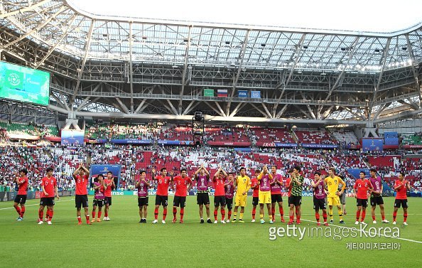 세계축구의 서열로 통하는 국제축구연맹(FIFA) 랭킹 선정방식이 7월부터 달라진다. ‘엘로 레이팅 시스템’에 기반을 둬 한국 
순위는 부쩍 올라갈 전망이다. 순위가 올라가면 태극전사들에게도 호재로 작용할 가능성이 크다. 사진은 지난달 28일(한국시간) 
2018러시아월드컵 독일전에서 2-0 승리를 거둔 뒤 기뻐하고 있는 대한민국 축구대표팀 선수들. 사진=게티이미지코리아