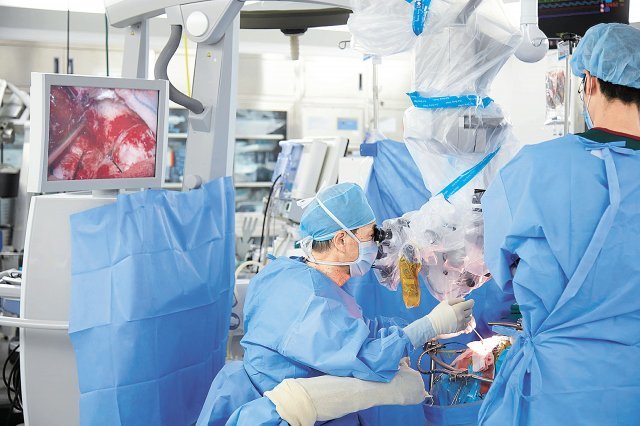 김한규 분당차병원 신경외과 교수가 두개저 수술을 하고 있다.