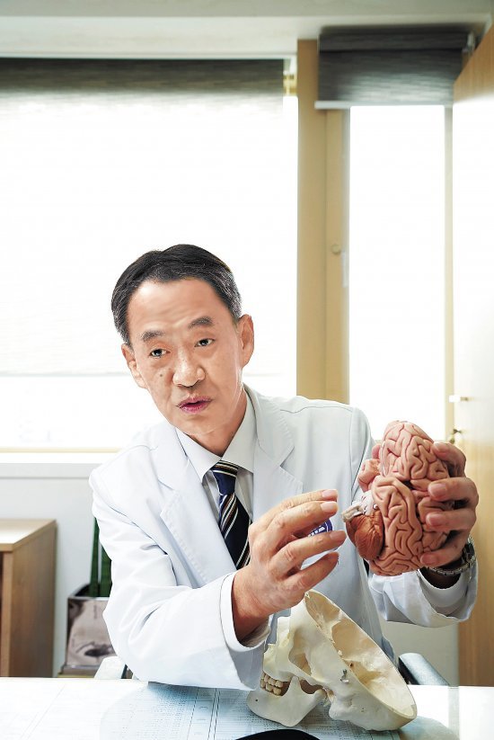 김한규 교수가 두개저 뇌종양에 대해 설명하고 있다. 분당차병원 제공