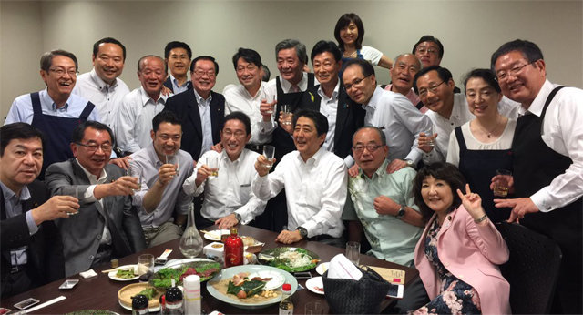 아베 신조 일본 총리(앞줄 오른쪽에서 세 번째)가 120명이 넘는 사망자를 낸 폭우가 본격적으로 시작된 5일 도쿄에서 자민당 동료 의원들과 술자리를 가졌다. 니시무라 야스토시 관방 부장관 트위터