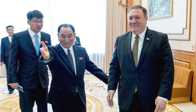 북한을 방문한 마이크 폼페이오 미국 국무장관(오른쪽)이 김영철 북한 통일전선부장의 안내를 받으며 회담장인 평양 백화원 영빈관으로 들어가고 있다. 뉴욕타임스 홈페이지 캡처