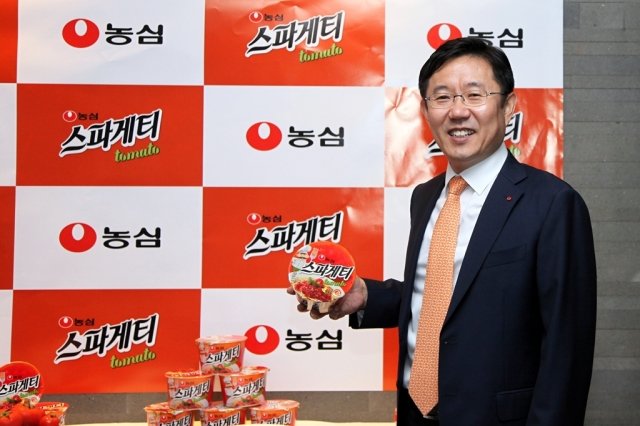 김종준 농심 마케팅 실장이 ‘스파게티 토마토’를 선보이고 있다.