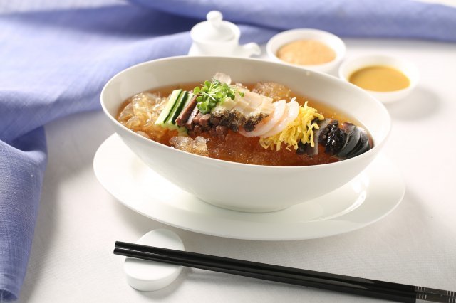 롯데서울호텔 중식당 도림에서는 2006년 첫 선보인 후 고객들의 많은 사랑을 받고 있는 여름 대표메뉴 ‘중국식 냉면’을 다음달 31일까지 선보인다.