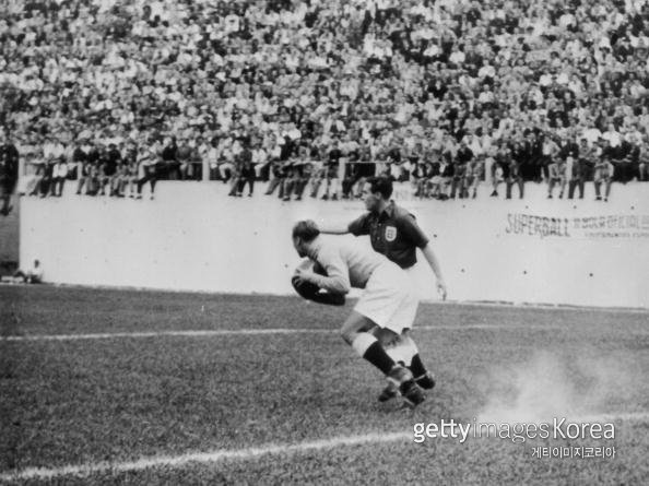 1950년 제4회 월드컵 잉글랜드-미국의 경기 중 골키퍼가 공을 잡아내는 모습. 사진=게티이미지코리아
