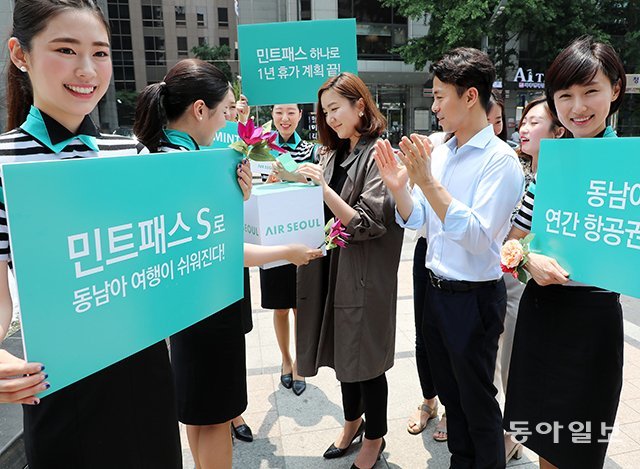 에어서울은 지난달 국내 항공업계 최초로 연중 3번 일부 동남아 노선을 골라 자유롭게 여행할 수 있는 ‘민트패스S’를 내놨다. 전영한 기자 scoopjyh@donga.com