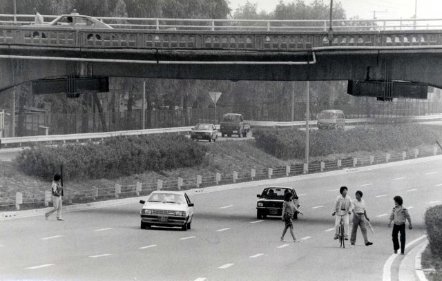 1986년 서울 강동구 올림픽대로에서 보행자들이 달리는 차들 사이로 무단횡단을 하고 있다. 당시에도 올림픽대로는 지금과 같은 ‘자동차 전용도로‘였지만 무단횡단과 자전거 통행 등 보행자의 통행이 빈번해 사회적 문제로 떠오르기도 했다. 동아일보DB