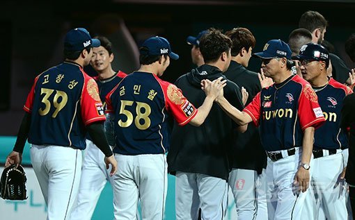 KT wiz 선수들을 격려하는 김진욱 감독(오른쪽). 스포츠동아DB