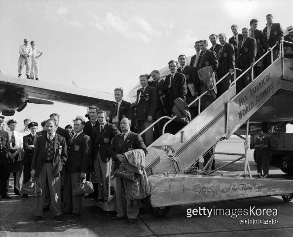 1950년 당시 조별라운드에 탈락하여 런던으로 돌아가는 잉글랜드 축구대표팀 선수들의 모습. 사진=게티이미지코리아