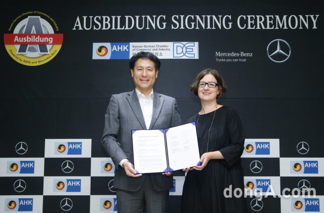 ​다임러트럭코리아 조규상 대표와 한독상공회의소 대표 바바라 촐만(Barbara Zollmann)이 11일 서울 중구 한강대로 서울스퀘어에서 독일 기술 인력 양성 교육 프로그램인 ‘아우스빌둥(Ausbildung)’ 업무 협약식을 체결하고 있다. 다임러트럭코리아 제공