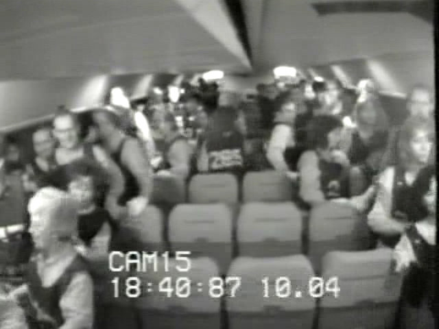 보잉社가 FAA 의뢰를 받아 실시한 승객 탈출 실험 영상 캡처. 10초 만에 승객 대부분이 자리에서 일어서서 복도로 나와 있습니다. 자료: 보잉·FAA
