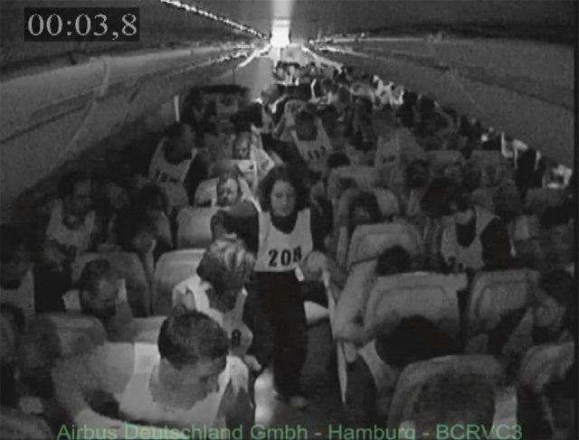 에어버스社가 FAA 의뢰를 받아 실시한 승객 탈출 실험 영상 캡처. 이 회사는 좌석 간격을 28~30인치로 다양하게 설정하고 실험했습니다. 자료: 에어버스·FAA