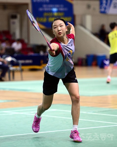 스포츠동아와 동아일보사가 주최하고 한국초등학교배드민턴연맹, 한국중고배드민턴연맹, 한국대학배드민턴연맹이 공동 주관하는 \'이용대 올림픽 제패기념 2018 화순 전국 초·중·고·대학교 대항 배드민턴 선수권대회\'가 16일 전라남도 화순 이용대 체육관에서 열렸다. 이다희(인천대)와 김주은(인천대)의 여자대학 단식 4강 경기에서 이다희가 공격을 펼치고 있다. 김민성 기자 marineboy@donga.com