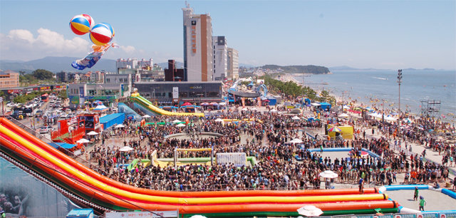 13일 개막한 충남 보령머드축제에 관광객이 가득 모여 있다. 보령머드축제는 2011년 축제전담 조직이 생긴 뒤 경쟁력이 크게 향상됐다는 평가를 받고 있다. 보령시 제공