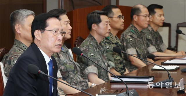 宋국방 “대통령 지시 신속히 이행” 송영무 국방부 장관(왼쪽)이 16일 서울 용산구 국방부 대회의실에서 열린 국군기무사령부 계엄령 문건 관련 부대장 긴급회의에서 
발언하고 있다. 이날 회의에는 김용우 육군참모총장과 이석구 기무사령관을 비롯해 수도방위사령관 등 20여 개 부대 지휘관이 
참석했다. 원대연 기자 yeon72@donga.com