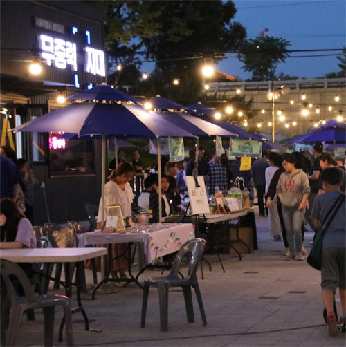 서울 양천구 청년센터 ‘무중력지대’는 지역사회에 흩어져 있는 청년들을 한데 모으는 구심점 역할을 하고 있다. 사진은 ‘무중력지대’가 개최했던 플리마켓 현장. 사진 출처 무중력지대 페이스북