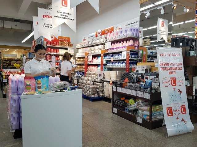 몽골 울란바토르 국영 백화점에서 롯데마트 PB 상품을 판매하고 있는 모습.