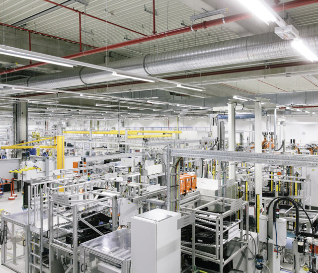 벤츠의 모회사 다임러는 2009년 도이치 아큐모티브와 함께 리튬이온배터리 공장을 건설했다.