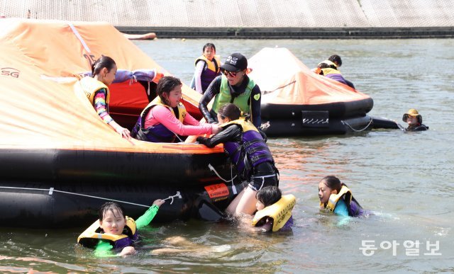 17일 서울 한강시민공원 잠실지구에서 초등학교 학생들이 생존수영 훈련을 받고있다. 김재명 기자 base@donga.com