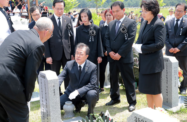 올해 현충일(6월 6일) 추념식에 참석한 문재인 대통령 내외가 국립대전현충원 내 천안함 46용사 묘역을 찾아 묘비를 둘러보고 있다.