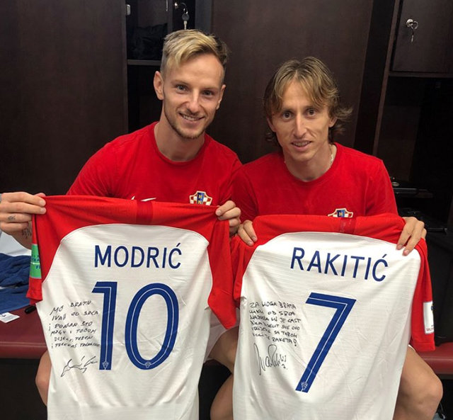 러시아 월드컵을 준우승으로 마친 뒤 크로아티아 이반 라키티치(왼쪽)는 루카 모드리치와 서로 존경의 메시지를 담아 유니폼을 교환하는 모습을 자신의 인스타그램에 올렸다. 사진 출처 이반 라키티치 인스타그램
