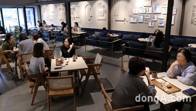 서울 용산구 이촌동 한 카페에서 주민들이 더위를 피해 커피를 마시며 대화를 나누고 있다