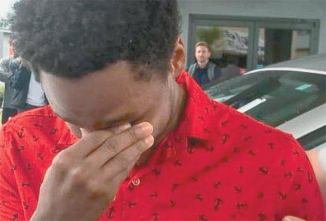 미국 앨라배마주 펠럼까지 걸어 일터에 도착한 20세 청년 월터 카 씨가 회사 사장으로부터 자동차를 선물 받고 기쁨의 눈물을 흘리고 있다. 사진 출처 AL.com