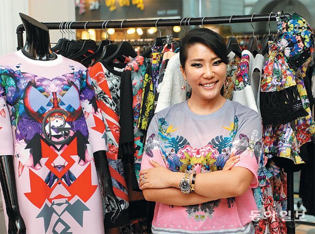 패션디자이너 박윤희 씨가 직접 디자인한 ‘그리디어스’의 옷 앞에서 포즈를 취하고 있다. 안철민 기자 acm08@donga.com
