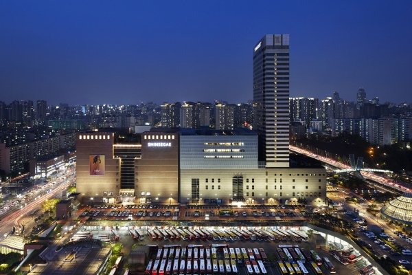 신세계면세점 강남점이 들어선 서울 서초구 반포로 센트럴시티 전경.