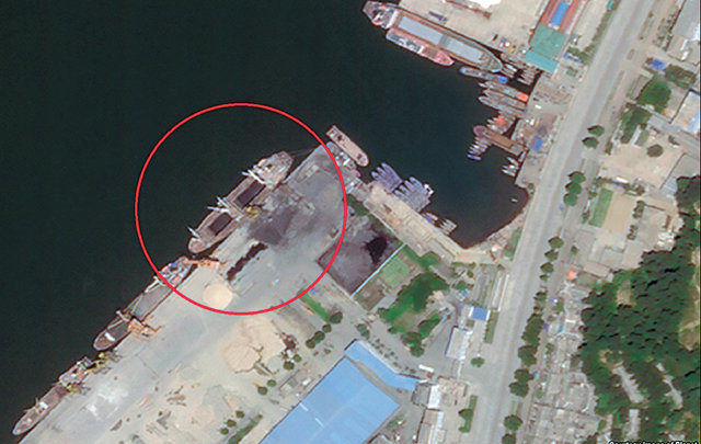 원산항에 정박한 ‘석탄 운반선’ 16일 민간 위성업체 ‘플래닛’이 찍은 북한 원산항의 모습. 석탄이 
야적된 항구 옆으로 약 90m 길이의 선박(원 안)이 정박해 있다. 미국의소리(VOA)는 “(이날) 석탄 야적장 안쪽으로 트럭들이
 줄을 지어 이동하고 있었다”고 19일(현지 시간) 보도했다. 사진 출처 VOA 홈페이지